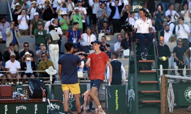 Alcaraz batte Sinner al quinto e vola in finale a Parigi: gli highlights della sfida