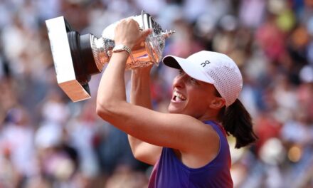 Roland Garros, la commozione di Swiatek durante la premiazione