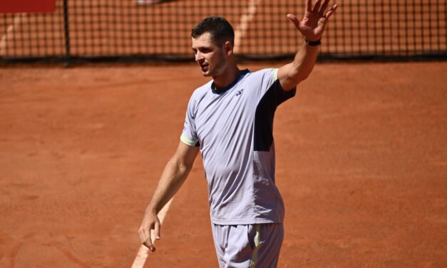 Hurkacz rimonta Berrettini ed è in semifinale a Cagliari