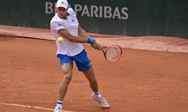 Arnaldi domina per un set e mezzo ma non basta: Tsitsipas è ai quarti a Parigi. Out Cocciaretto