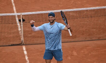 Andrea Vavassori avanza al secondo turno: superato Martinez in tre set