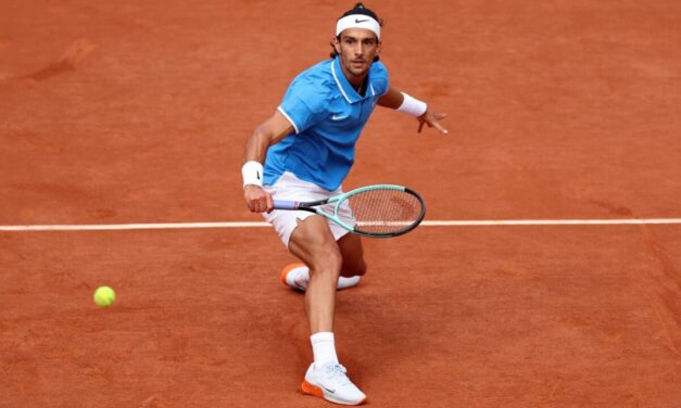 Lorenzo Musetti torna in campo e sconfigge Monfils. Out Luciano Darderi
