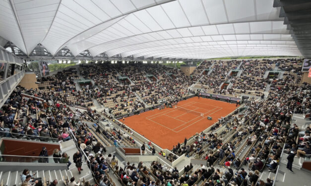 Russell Crowe compie 61 anni… e gioca una partita al Roland Garros