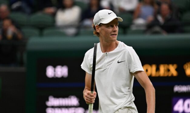 Jannik Sinner si aggiudica il derby con Nardi e supera l’esordio a Wimbledon
