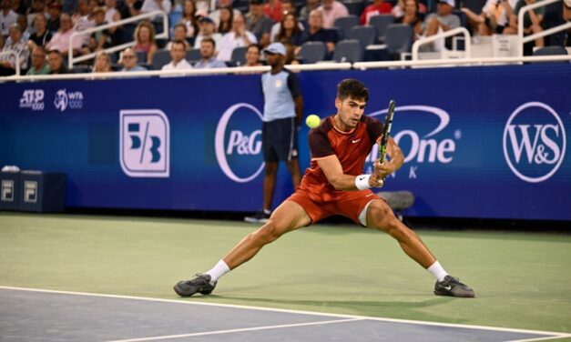 La frustrazione di Carlos Alcaraz: demolisce una racchetta durante il match perso con Monfils
