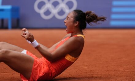 L’impresa di Zheng Qinwen: batte Swiatek ed è la prima tennista cinese in finale olimpica