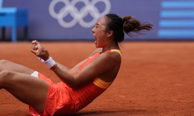 L’impresa di Zheng Qinwen: batte Swiatek ed è la prima tennista cinese in finale olimpica