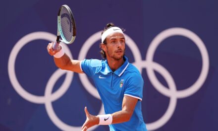 Olimpiadi, Musetti perde la semifinale con Djokovic: sfiderà Auger-Aliassime per il bronzo