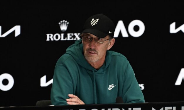 Cahill risponde a Djokovic sul caso Sinner: “L’opinione è la forma più bassa di conoscenza”