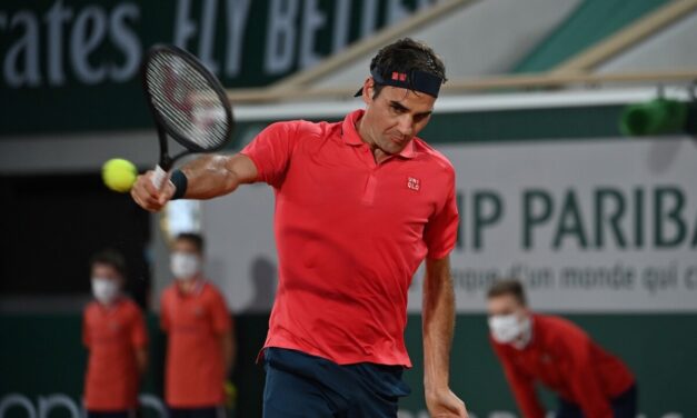 Una storica racchetta di Federer va all’asta