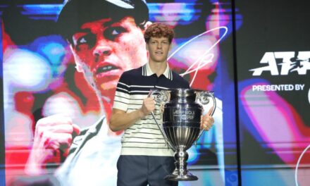 Jannik Sinner riceve il trofeo di numero uno al mondo a fine anno