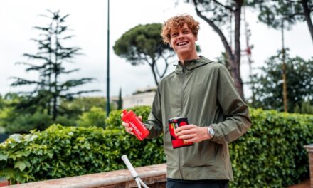 Vinci con Enervit: in palio maglia e palline autografate dal n.1 Jannik Sinner!