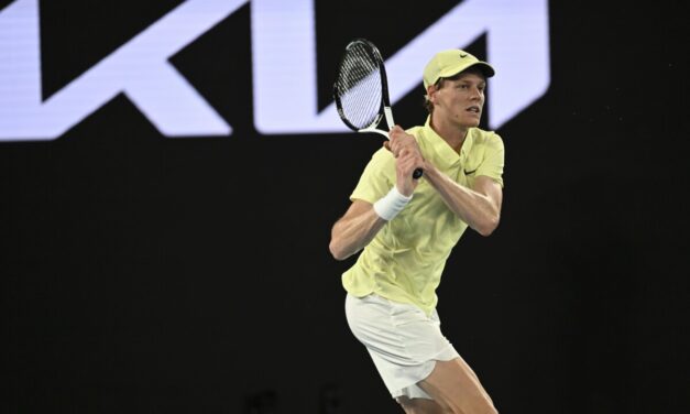 Jannik Sinner si allena con Alex Bolt prima del match con Shelton