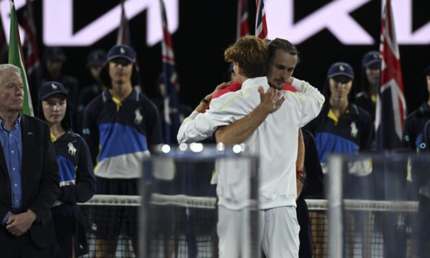 Sinner, campione anche fuori dal campo: consola Zverev durante la premiazione