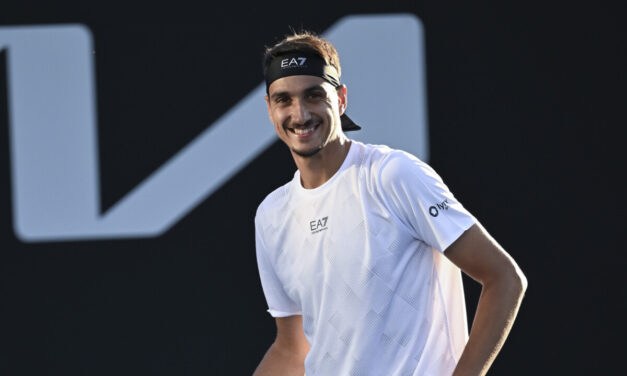 Lorenzo Sonego si inventa la volée dell’anno per annullare una palla break