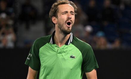 Medvedev subito fuori agli US Open: il russo perde la testa per colpa di un fotografo, partita anche interrotta