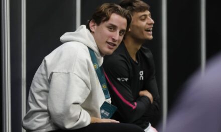 Edoardo Bove nel box di Cobolli a Rotterdam