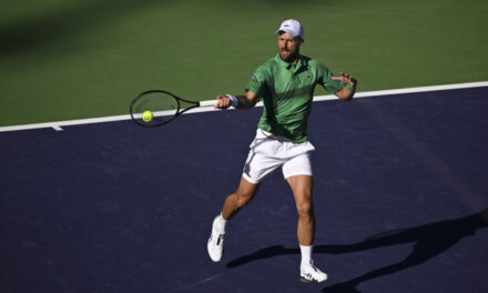 Djokovic in attesa dell’esordio a Miami sfida… un falco!