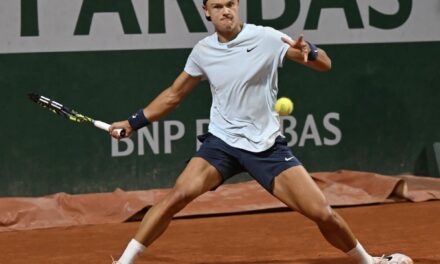 Rune va sotto con Comesana e si lamenta del campo