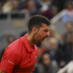 Roland Garros – Djokovic fatica un set con Perricard, poi prende il largo e chiude in quattro