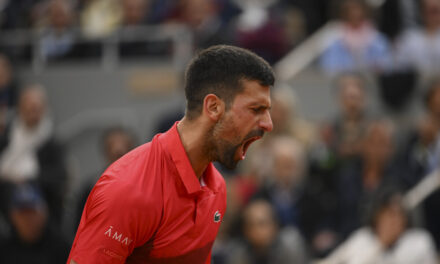 Scene surreali a Shanghai: Djokovic vomita più volte durante il match contro Hanfmann (VIDEO)