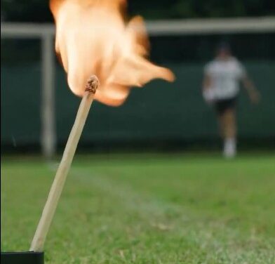 Sinner si diverte: accende un fiammifero con il servizio