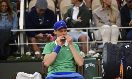 Sinner rende omaggio a Djokovic e pensa già alla finale: “Alcaraz mi spinge al limite”