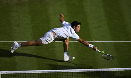 Wimbledon: Alcaraz vince il primo set contro Sinner grazie ad un colpo prodigioso (VIDEO)