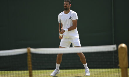 Falsa partenza per Djokovic, poi la rimonta su De Minaur: è ai quarti con Cobolli