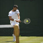 Djokovic va di corsa: successo perentorio su Tsitsipas al secondo turno di Wimbledon