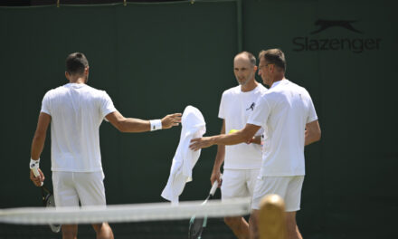 Djokovic si allena con un tutore al ginocchio a Wimbledon e preoccupa i suoi fan