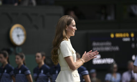Sinner riceve il trofeo di Wimbledon da Kate Middleton (VIDEO)