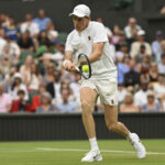 Sinner scalpita per Wimbledon: già fissata la data del suo arrivo a Londra
