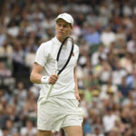 Prima il brivido, poi la rimonta: Sinner trema, ma batte Kecmanovic al quinto all’esordio a Wimbledon