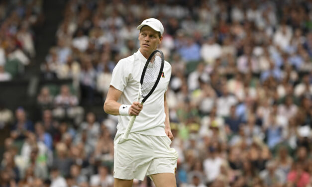 Prima il brivido, poi la rimonta: Sinner trema, ma batte Kecmanovic al quinto all’esordio a Wimbledon