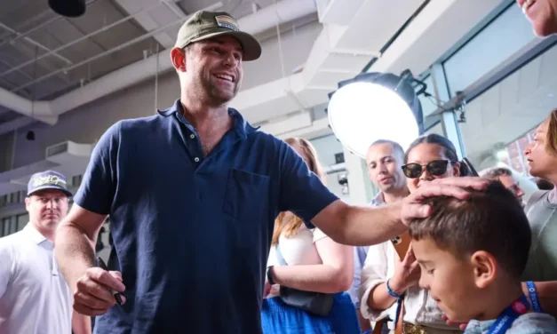 Miliardario americano “si compra” una wild card per il doppio a Newport: la durissima reazione di Roddick e Navatilova
