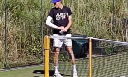 Cos’è la “fasciatura” al braccio che indossa Sinner in campo a Wimbledon