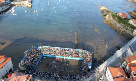 Grandi giocatori impegnati sulla spiaggia: ecco il torneo di Luanco