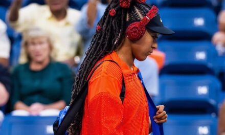 Gli outfit US Open 2025: rose rosse per una sfavillante Naomi Osaka