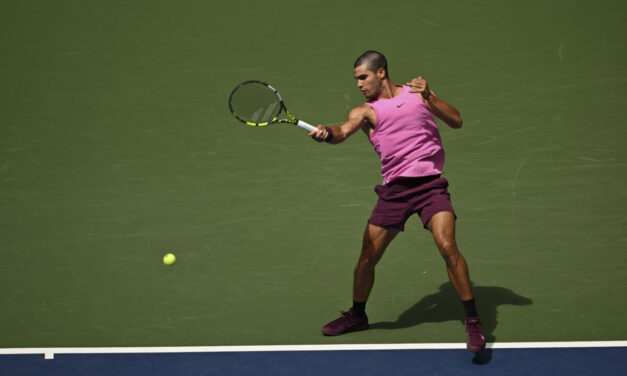 US Open, Alcaraz vince e regala il colpo del torneo (VIDEO). Carlos: “Tutto funziona e mi sto divertendo”