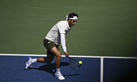 Cobolli lotta fino all’ultimo, ma è costretto al ritiro. Agli ottavi degli US Open avanza Musetti