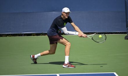 Sinner a tutta velocità all’esordio agli US Open: sconfitto Kopriva in tre set