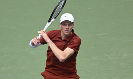 Gli outfit Us Open 2025: Sinner si “accende” di rosso mattone
