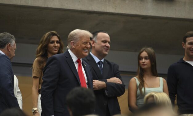 Trump accoglie il team femminile della Georgia alla Casa Bianca ma si complimenta con gli uomini (VIDEO)