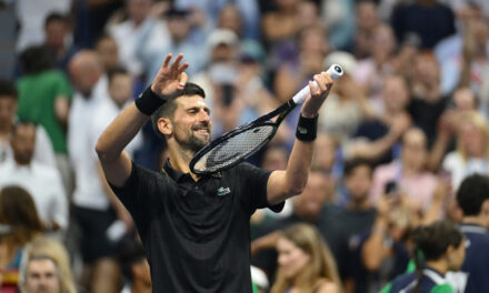 Djokovic brekka nel secondo set, ma Alcaraz rientra: quante prodezze!