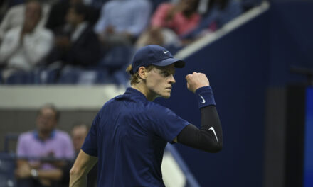 Jannik Sinner spaventa, poi supera i dolori e Auger-Aliassime e centra la finale