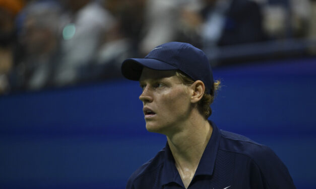 Sinner eliminato nel Masters 1000 di Shanghai: l’azzurro si ritira e cede a Griekspoor ed ai crampi