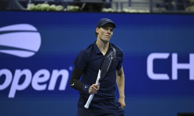 Sinner in campo a Riad: le immagini del primo allenamento