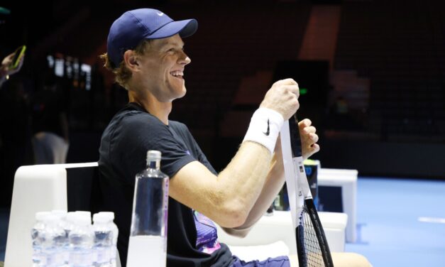 Un fan entra in campo dopo la vittoria di Sinner su Tsitsipas e gli chiede la giacca