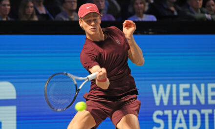 Jannik Sinner piega la resistenza di un combattivo De Minaur ed è in finale a Vienna
